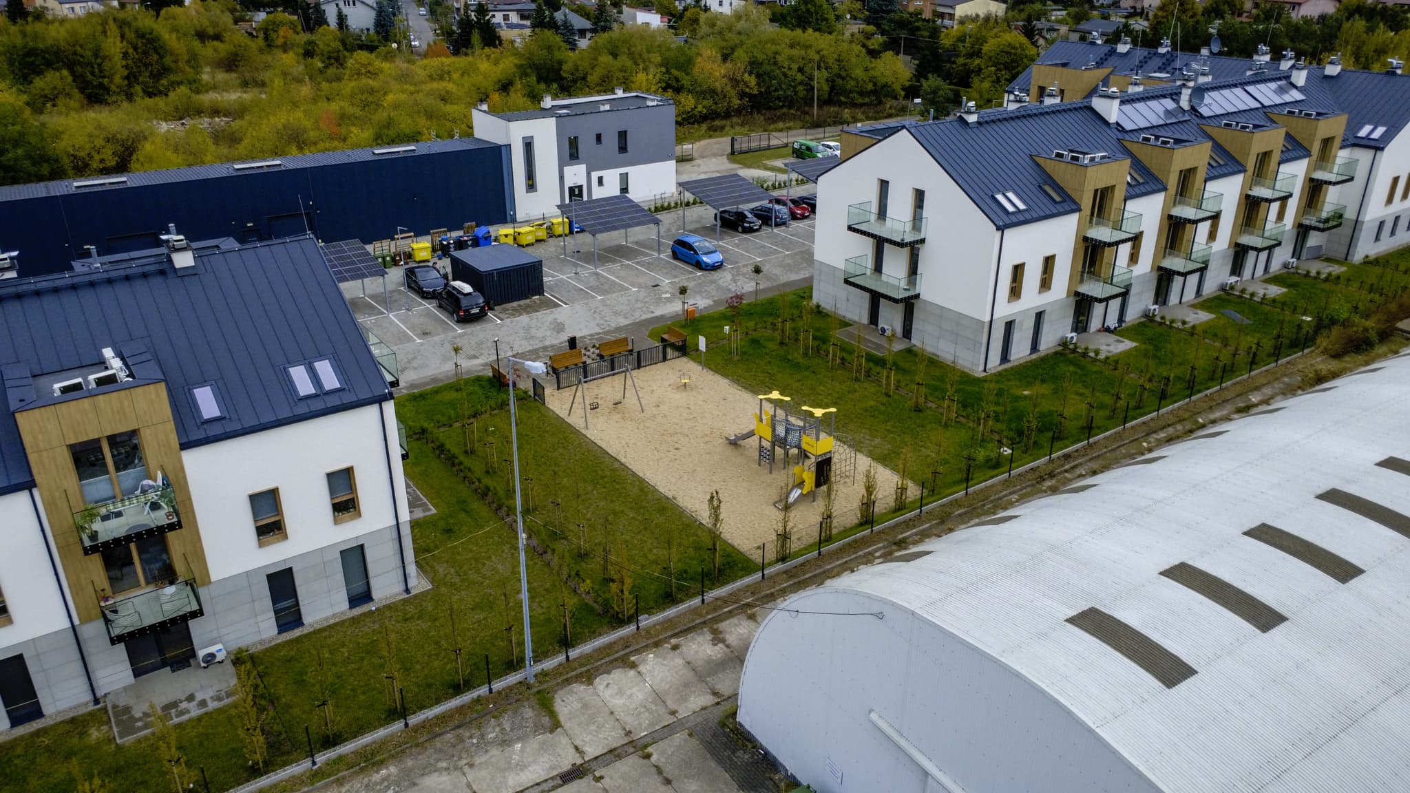Zdjęcie nr 2 bloku mieszkalnego w Pabianicach przy ul. Zaradzyńskiej